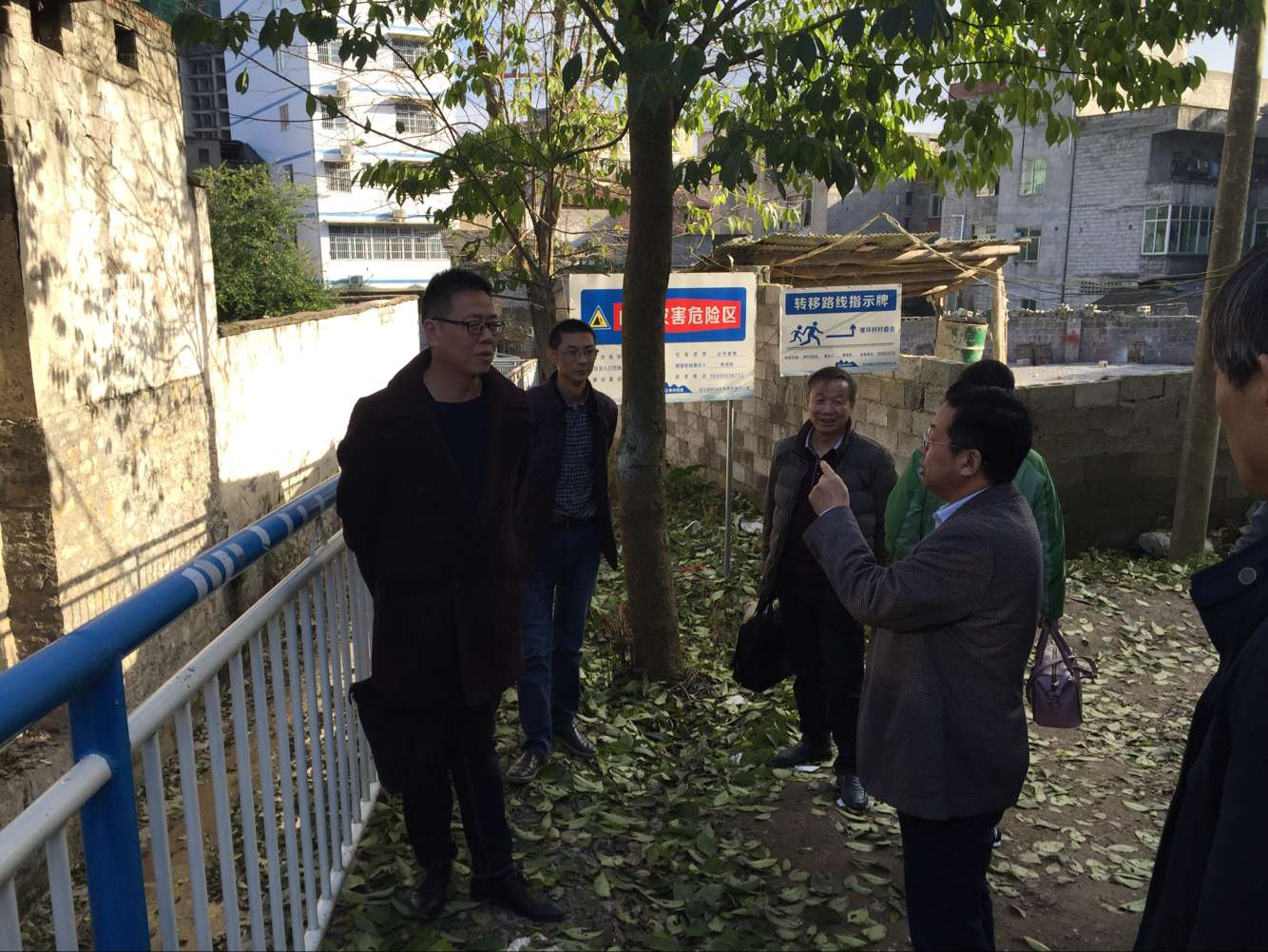 重庆巫山县水务局局长向试评价小组介绍骡坪荆竹槽山洪沟情况