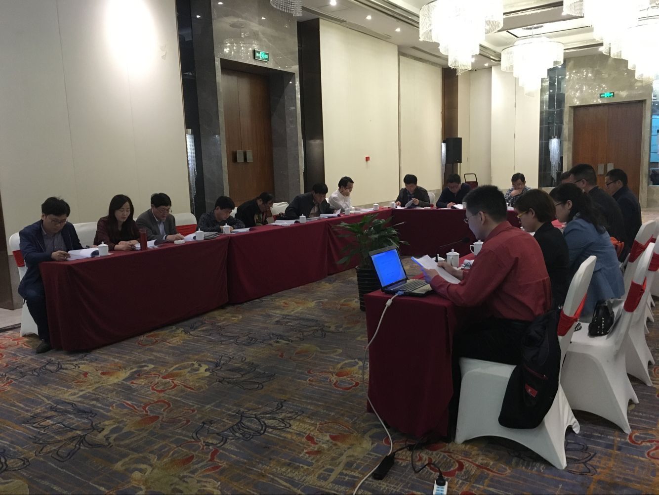 公司人员做工作汇报